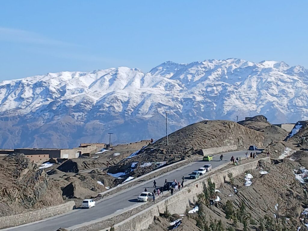 لنډي کوتل پاک افغان پوله تورخم سره نزدې یوه تاریخي او د قدرتي حسن ډکه سیمه ده v