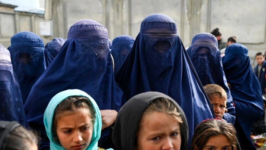 تعلیم او کار بندیز: ښځې له لوړو زده کړو او ډېرو دندو محرومې شوې دي، چې دا کار هغوی د تل لپاره پر مرستو متکي کوي او خپله ځان‌بسیاینه یې له منځه وړي.