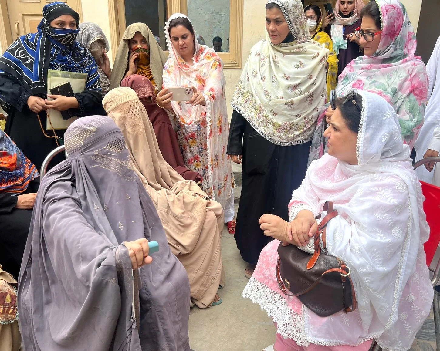 د پښتنو دا ډیر بد عادت دې چې خپلې لوڼه سکولو ته نه لیږي