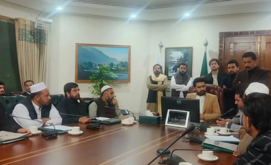 وزیراعلی د لنډي کوتل سوداګرو ته هم ډاډ ورکړې چې لنډي بازار کې به هم پرمختیایی منصوبه عملي شي