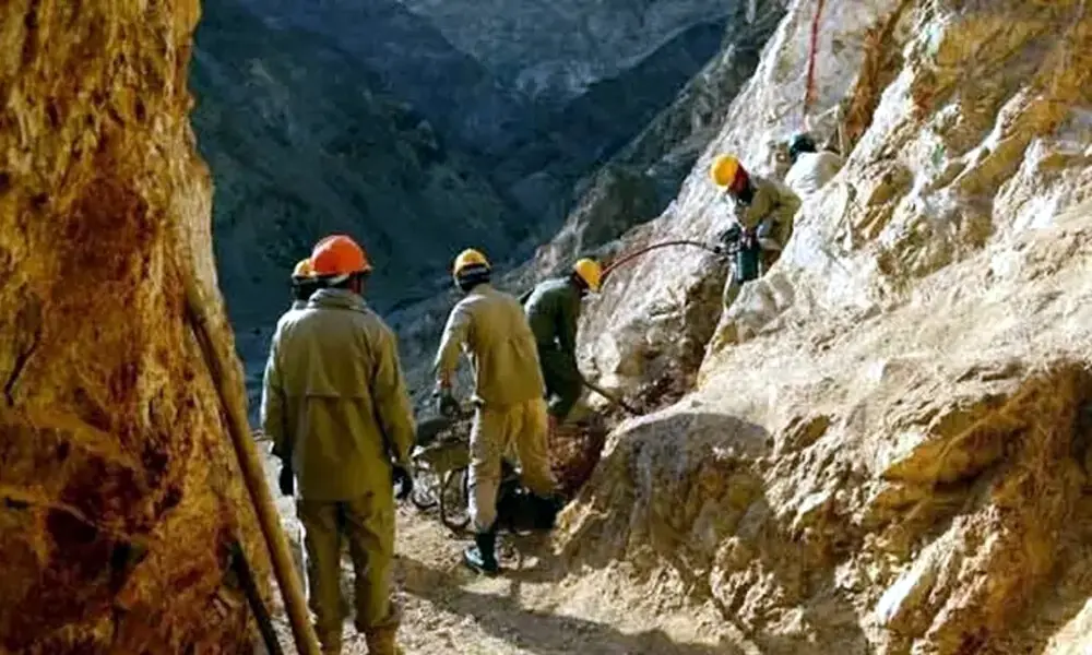 په تخار ولایت کې د سرو زرو د کان کېندنې په کنټرول حاصلولو نښته رامنځته شوې ده