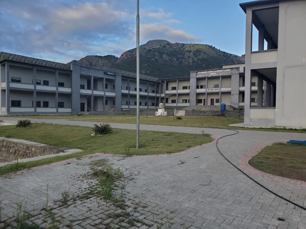 منځنۍ کرم ضلع پاک افغان سرحد سره نزدې وروسته پاتې شوې سیمه ده خو ددې سیمې خلک د زده کړې په میدان کې ډیره تکړه دي