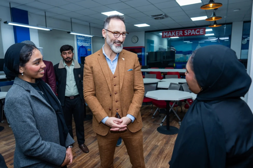 لنکن کارنرونه په صوبو کې سیمینارونه او ورکشاپونه تابیا کوي چې ددې هیواد ځوانان په راتلونکې کې د هیواد د پرمختګ لپاره خپل فعال رول ولوبوي