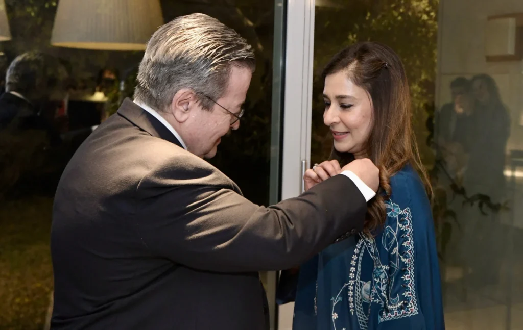 فرانس د ماشومانو د حقونو او پولیو د له منځه وړلو لپاره د عائشہ رضا فاروق د بېساري خدمتونو په اعتراف لوړ ملي ویاړ «نیشنل آرډر آف میرټ» ورکړی