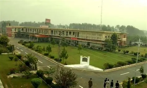 په چارسده کې د باچا خان پوهنتون د هندوستان ملي سرود ویډیو د خپرېدو وروسته څلور زده کوونکي له پوهنتون څخه ایستل شوي. د انضباطي کمېټۍ د دوی د هستوګنې سیټونه هم لغوه کړل