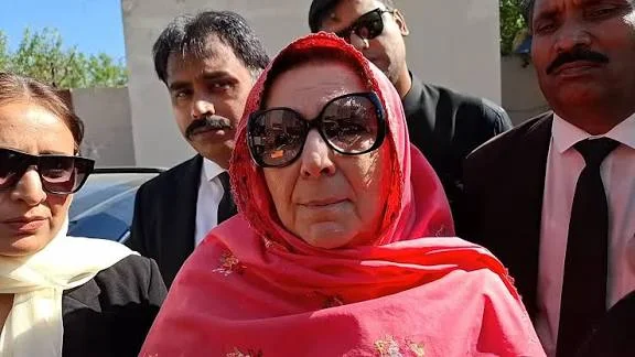 په سوشل میډیا کې د پی ټي آی بنسټګرې خور نورین خانم له خوا د یوه دولتي افسر عبدالغفور انجم پر وړاندې مستقیم ګواښونه د نوي قانوني بحث سبب شوي دي