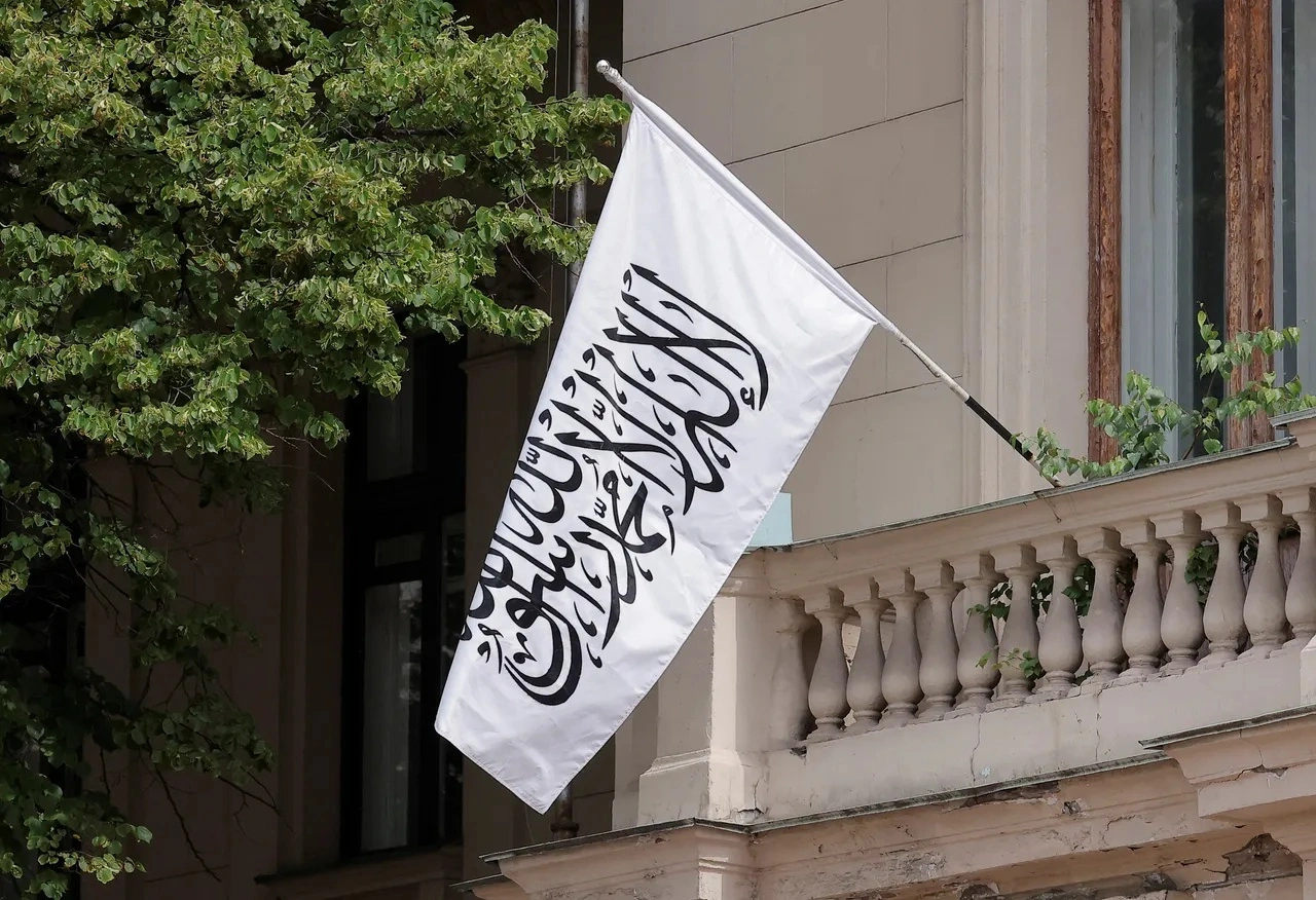 د افغانستان په دننه کې د دري ژبې د له منځه وړلو په روان کمپاین کې، طالبانو اوس په مسکو کې د خپل سفارت له لوحې څخه هم د دري ژبې لیکنه لرې کړې، د باخبره سرچینو په وینا.