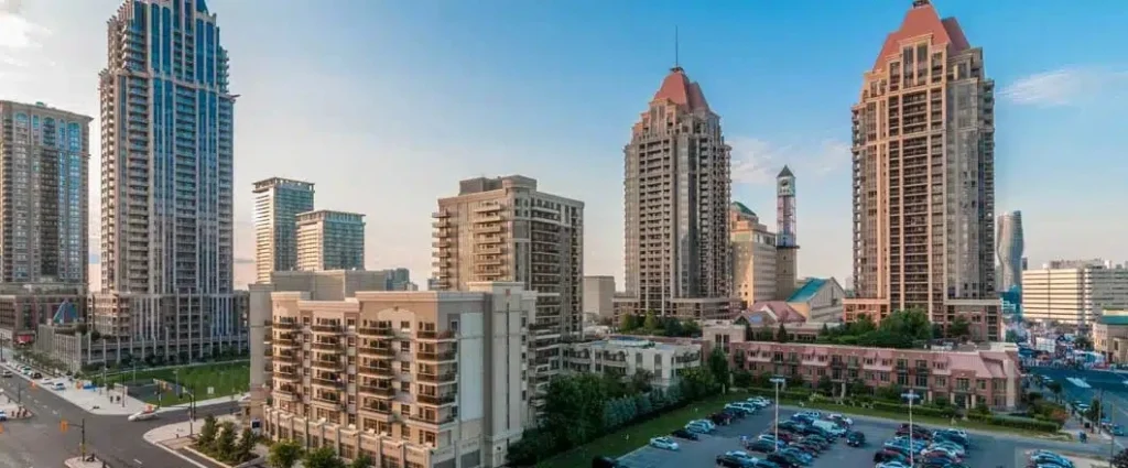 په کاناډا کې د پیل سيمه کې د سویل آسيايي کورنيو په نښه کېدونکي زورونه زيات شوي، چې ډېرو خلکو اړ شوو خپل کورونه پرېږدي او د امنيت په لټه کې بهر ته لاړ شي