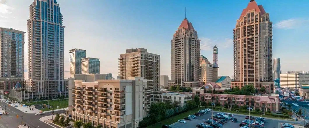 په کاناډا کې د پیل سيمه کې د سویل آسيايي کورنيو په نښه کېدونکي زورونه زيات شوي، چې ډېرو خلکو اړ شوو خپل کورونه پرېږدي او د امنيت په لټه کې بهر ته لاړ شي