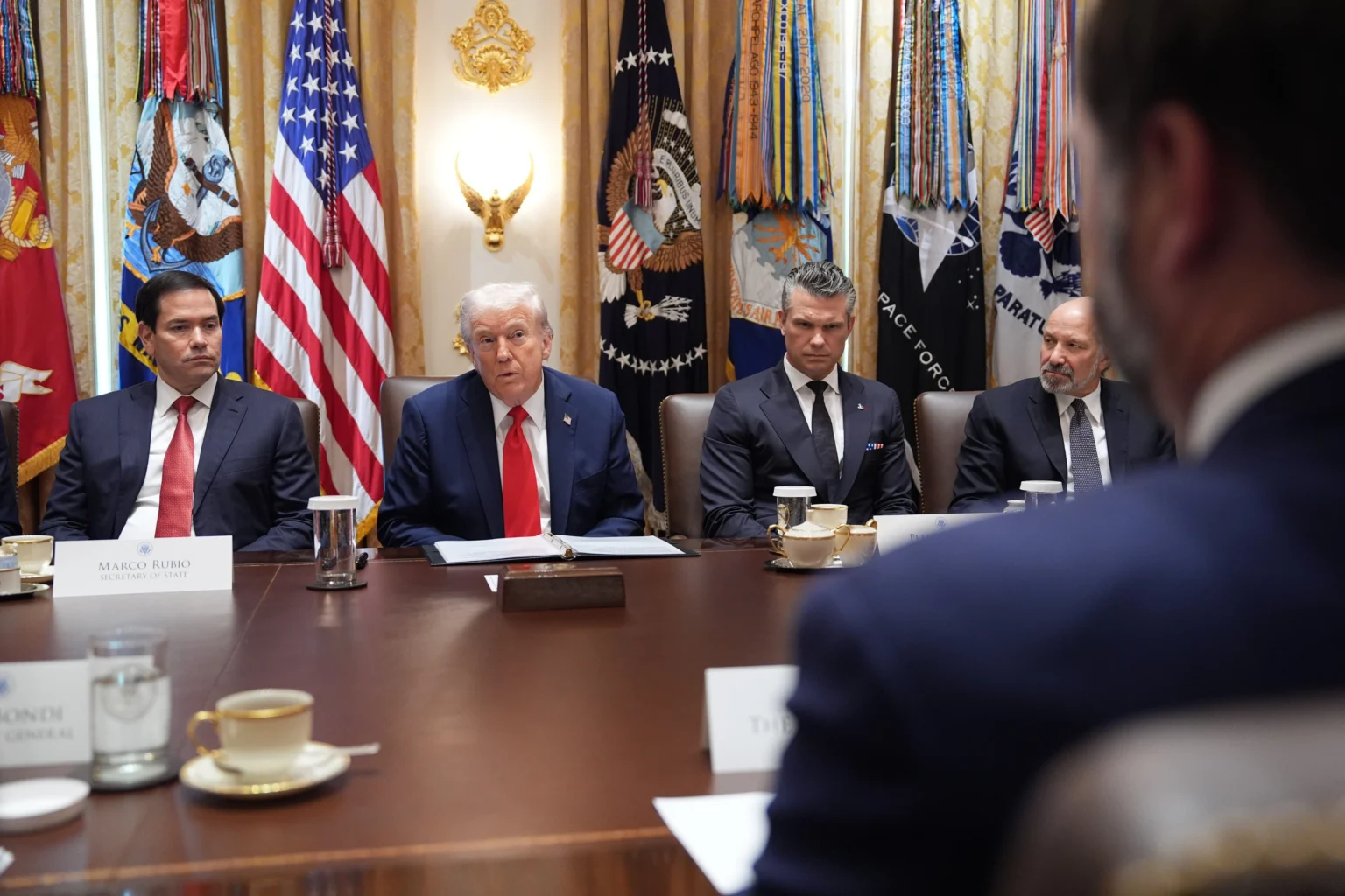 راپورونه ښيي چې دا خبرې اترې په داسې وخت کې ترسره شوې دي چې د امریکا او ایران ترمنځ تاوتریخوالی زیات شوی او واشنګټن د پوځي چمتووالي او ډیپلوماتیکو هڅو دواړه ارزوي