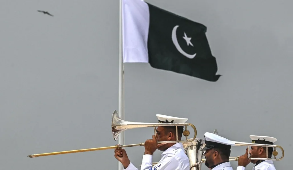 سیاسي شنونکي خبرداری ورکوي چې د شخصي سیاست دوامداره تمرکز د ادارو بې‌ثباتي، د خلکو باور کمزوری کول، او د ملي لومړیتوبونو څخه پام اړول رامنځته کوي