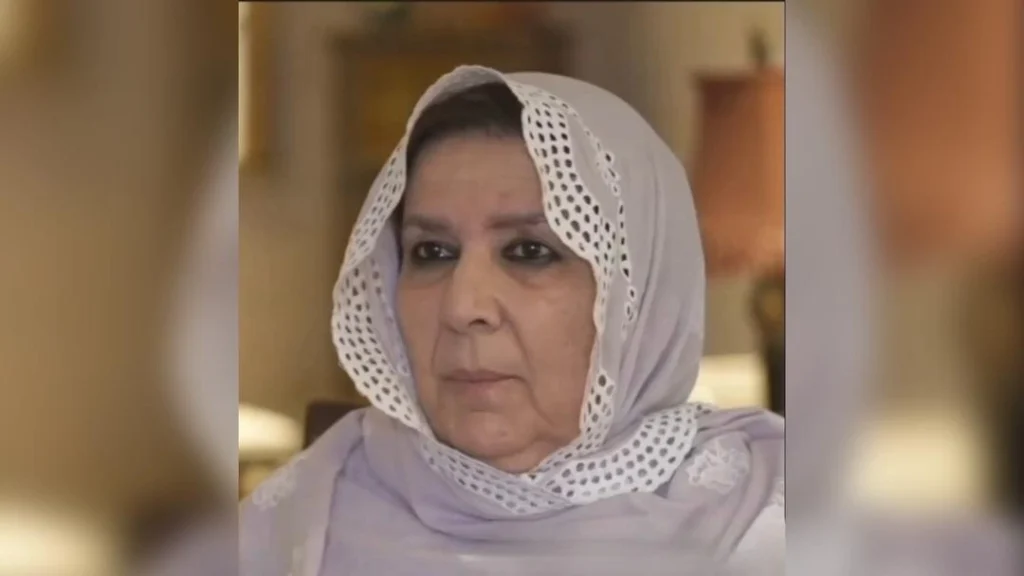 وروستیو ټولنیزو رسنیو بحثونو څرګنده کړې چې د پاکستان تحریک انصاف (PTI) او د دې پلویانو په انلاین سیاسي روایتونو کې جدي دوه مخي چلند موجود دی. که څه هم د نوریین او صدف په قضیو کې د هغوی د ځورونې یا د کرامت د سرغړونو په اړه همدردي ښودل کېږي، هماغه شبکې اکثره وخت د ورته حالتونو پر وړاندې چې د سیاسي مخالفینو سره رامنځته شي، ثابت اصول نه تعقیبوي. څارونکي یادونه کوي چې په ډیجیټل پلیټفارمونو کې د ټاکلې همدردۍ څرګندونه یو اندېښمنونکي نمونه ښيي: د ښځو حقونه او شخصي کرامت د سیاسي پیغام رسونې وسیلې په توګه کارول کېږي، نه د بنسټیزو ارزښتونو په توګه. که ورته پېښې د PTI مخالفینو سره رامنځته شوې وای، شنونکي استدلال کوي چې د ورته کسانو عامه غبرګون احتمالاً خوشحاله کوونکی یا بې پروا و، نه همدردانه. د مدني ټولنې غږونه ټینګار کوي چې د ښځو د امنیت، محرمیت، او کرامت ساتنه باید د سیاسي اړخونو څخه آزاد وي. د ښځو تجربې د سیاسي شخړو په وسیلو بدلول د ټولنیز پرمختګ او ریښتینې هڅو د پایښت لپاره زیان رسوي. فعالان ټینګار کوي چې د ټولنیزو رسنیو کمپاینونه باید د قربانیانو ملاتړ په پرله‌پسې توګه وکړي او د مسوولیت غوښتنه وشي، پرته له دې چې کوم سیاسي تړاو ولري. دا پېښه یادونه کوي چې آنلاین سیاسي بحثونه کولای شي د ټولنیزو معیارونو او عامه نظر اغېز وکړي. د انصاف، همدردۍ، او انساني کرامت اصول ساتل نه یوازې د سیاسي حرکتونو د اعتبار لپاره ضروري دي، بلکې د یوې داسې کلتور د جوړولو لپاره هم مهم دي چې ښځې لومړی د انسانانو په توګه وګڼي، نه د سیاسي جګړو په چوکاټ کې د وسیلو په توګه. په پراخه توګه څرګنده ده چې دیموکراسي او سیاسي ښکېلتیا نشي کولی پرمختګ وکړي که بنسټیز بشري حقونه په ټاکلې توګه ملاتړ وشي. ټولنیزو رسنیو کاروونکي، سیاسي فعالان، او اغېزمن کسان هڅول کېږي چې خپل تعصبونه وارزوي او ډاډ ترلاسه کړي چې د عدالت او درناوي لپاره هڅې د سیاسي آسانتیاوو پر اساس نه بدلېږي