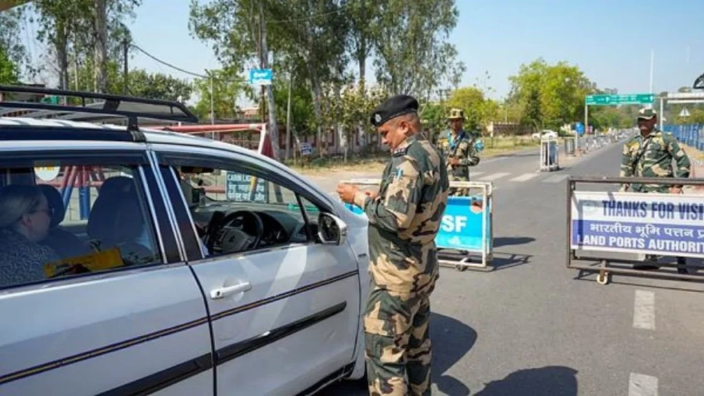 د امنیتي ځواکونو مامورین چې په چیک‌پواینټونو کې فعالیت کوي، د عامه خوندیتوب او د خلکو د نظر تر منځ سخت توازن ساتي