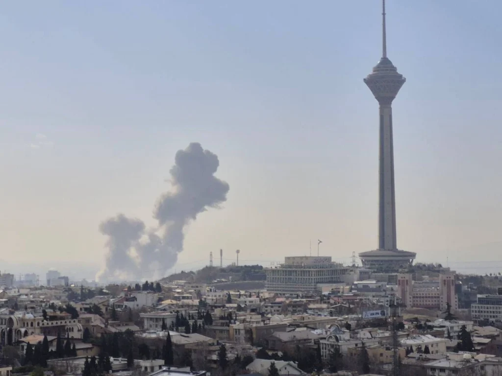 دغه ګام د اوږدې مودې د اټومي، میزایلي او سیمه‌ییزو شخړو د پای ته رسولو پر ځای د کړکېچونو د شدت سبب ګرځېدلی، او د ایران له لوري هم موشکي ځوابونه راپور شوي