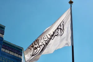 په داسې حال کې چې کابل د شخړې غږ پورته کوي، پاکستان د اختر پر مهال د عملیاتو لنډمهاله ځنډ اعلان کړی. دغه زغم د محدودو دیپلوماتیکو هڅو لپاره ځای پریږدي، خو افغان حکومت باید د سرحدي ترهګرۍ مسوولیت په جدي توګه ومني ترڅو سیمه کې کړکېچ نور هم زیات نشي