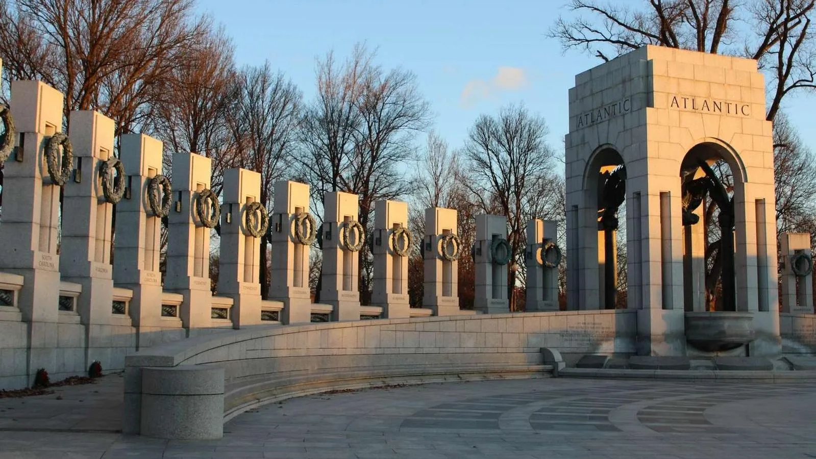 راپورونه ښيي چې امریکایي چارواکي دغه پېښه څېړي. چارواکي ممکن دا ارزونه وکړي چې آیا دغه عمل د ملي یادګارونو د عامه چلند قواعدو سرغړونه ده