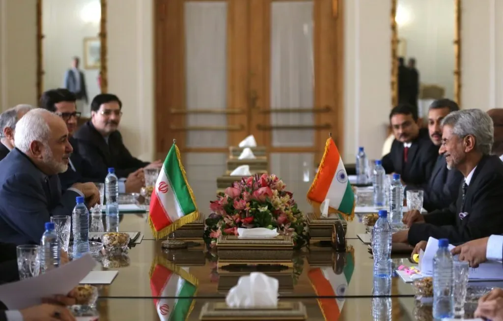 د هند او ایران ترمنځ اړیکې چې د تېلو، سوداګرۍ او ستراتیژیکو پروژو په پراخ بنسټ ولاړې وې، د نړیوالو او سیمه‌ییزو کړکېچونو له امله جدي ستونزو سره مخامخ شوي دي