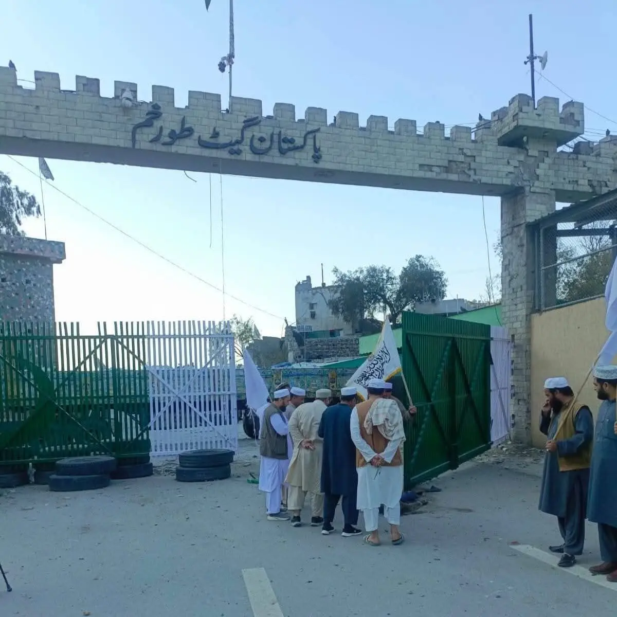 د تورخم پوله کې د پاکستاني او افغاني قبایلي مشرانو جرګه د مړي د پېژندنې او د وضعیت د حل لپاره غونډه کوي، خو خبرې بې پایلې پاتې شوې او اوربند بیا ختم شو