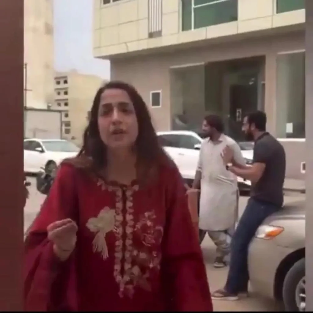 په کراچۍ کې د څو ورځو راهیسې ویروسي قضیه د ځمکې غصب په ادعا باندې تمرکز کوي، خو څیړنې ښيي چې دا د ځوانانو ترمنځ د شخصي کافي شخړه ده