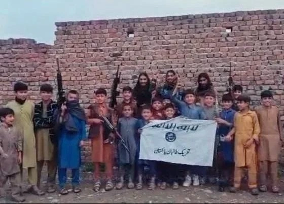 په خېبر پښتونخوا کې، هغه مهال چې ټول هېواد د اختر خوشالۍ لمانځلې، په ټولنیزو رسنیو کې یوه ویډیو خپره شوه چې د امنیتي او عامه کړیو اندېښنه یې راوپاروله