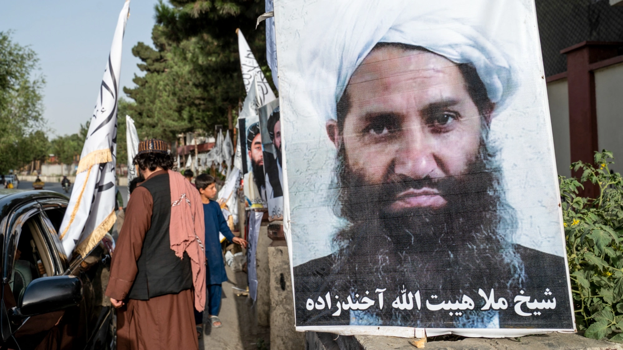 ملا هبت الله اخوندزاده د اختر په مناسبت افغانانو او نړۍ مسلمانانو ته مبارکي ویلې، خو د ښځو محدودیتونه او د اقتصادي ستونزو له کبله یې سختې نیوکې هم راجلبې کړې دي