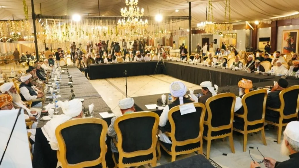 د یو افغان دیني عالم له لوري د پاکستان پر ضد د جهاد غوښتونکې فتوا د علماوو له سختو نیوکو سره مخ شوې، چې دا یې د اسلامي اصولو تحریف او د سیمې د بې‌ثباتۍ لامل بللی دی