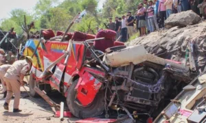 په اشغال شوي کشمیر کې د ادهم پور ته نږدې د مسافرو بس ژورې کندې ته لوېدلې، چې له امله یې ۲۱ کسان وژل شوي دي. پېښه د تېز سرعت او له آټو رکشې سره د ټکر له امله رامنځته شوې ده
