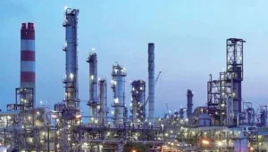 اسلام آباد کې د بهرنیو پلاويو د راتګ او د سړکونو د بندېدو له امله اټک ریفاینري خپل مرکزي کروډ ډسټلیشن یونټ بند کړی دی؛ د تېلو ټانکرونو د تګ راتګ د درېدو له کبله د پټرول او ډیزلو د رسد د اغېزمنېدو اندېښنه څرګنده شوې ده