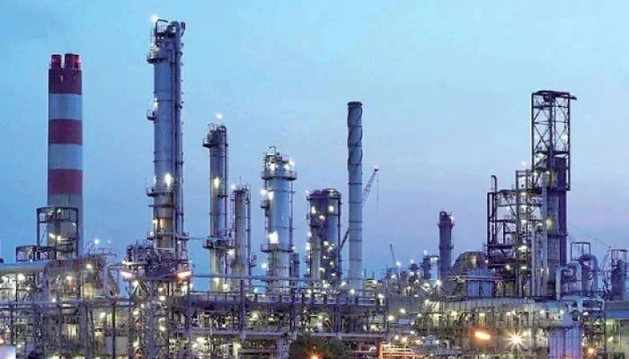 اسلام آباد کې د بهرنیو پلاويو د راتګ او د سړکونو د بندېدو له امله اټک ریفاینري خپل مرکزي کروډ ډسټلیشن یونټ بند کړی دی؛ د تېلو ټانکرونو د تګ راتګ د درېدو له کبله د پټرول او ډیزلو د رسد د اغېزمنېدو اندېښنه څرګنده شوې ده