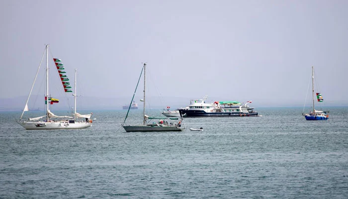 اسرائیلي کمانډوز په نړیوالو اوبو کې د ګلوبل صمود فلوټیلا پر کښتیو چاپه وهلې، ډرونونه او جامنګ یې کارولي، ۱۱ کښتۍ بې اړیکې شوې او کارکوونکي ګواښل شوي دي