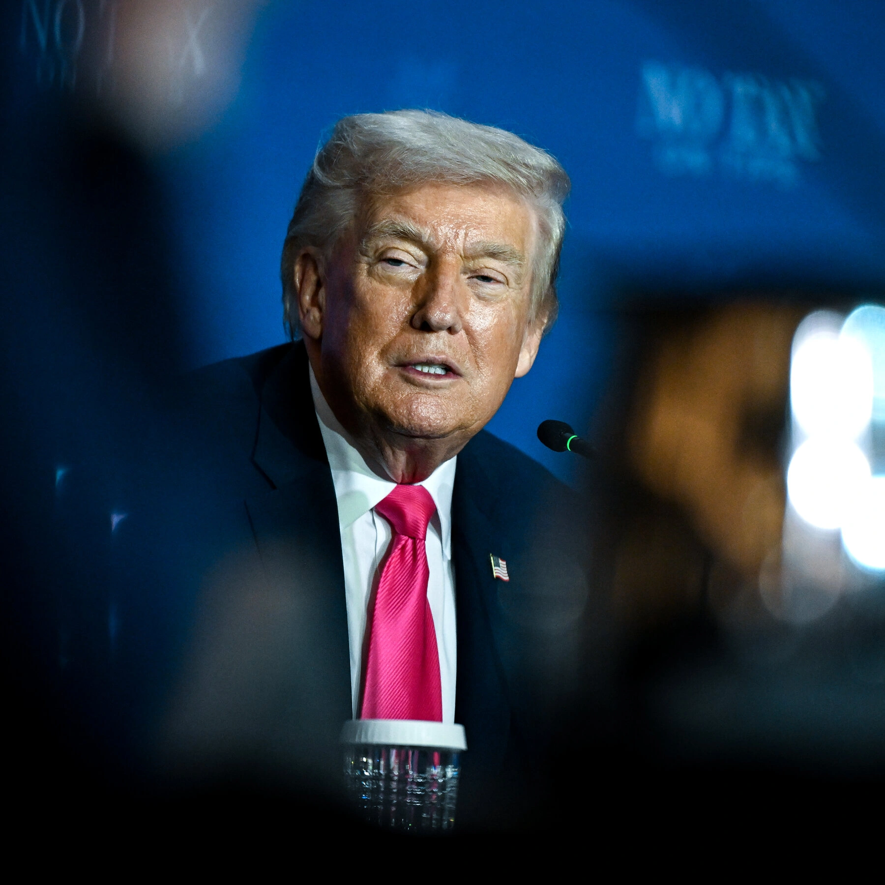 امریکايي ولسمشر په خپل بیان کې پر ایران تور لګولی چې د هرمز تنګي کې د ډزو له لارې یې د اوربند تړون مات کړی دی