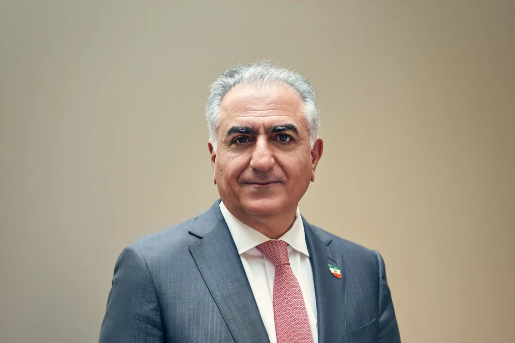 برلین کې د جلاوطن ایراني مشر رضا پهلوي پر عامه ځای کې کیچپ وشیندل شو، چې دا پېښه د ایراني اپوزېشن ترمنځ سیاسي اختلافات او تاوتریخوالی بیا څرګندوي