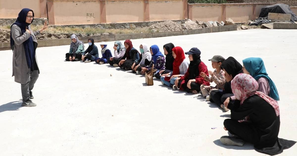 د یونیسف راپور خبرداری ورکوي چې د ښځو پر تعلیم او کار بندیزونه به تر ۲۰۳۰ پورې په افغانستان کې د زرګونو ښوونکو او روغتیايي کارکوونکو کمښت رامنځته کړي او اقتصاد ته به درانه زیانونه واړوي