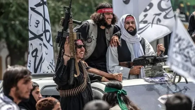 راپورونه وايي چې طالبان د خپل واک د ټینګولو او د هر ډول احتمالي مقاومت د له منځه وړلو لپاره په منظم ډول تاجک ټولنه هدف ګرځوي