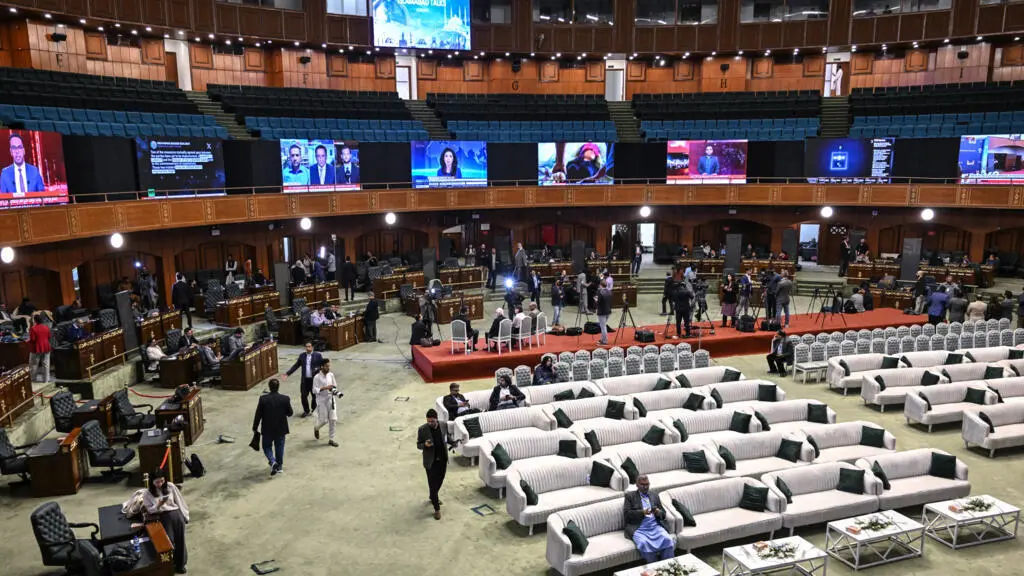 ځینو خبریالانو په ټولنیزو رسنیو کې شکایت کړی چې نړیوال میډیا اسلام آباد ته رابلل شوې او په یو عصري میډیا مرکز کې ځای پر ځای شوې، خو نه بریفنګ ورکړل شوی او نه هم د مذاکراتو بهیر ته مستقیم لاسرسی ورکړل شوی