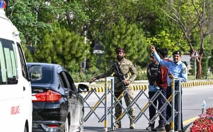 شاوخوا ۱۸ زره امنیتي سرتېري ځای پر ځای شوي، او ریډ زون په بشپړ ډول تړل شوی دی. د مېټرو بس خدمت هم موقتي معطل شوی او ښار د سختو امنیتي بندوبستونو له امله د یوې کلا په څېر جوړ شوی ښکاري