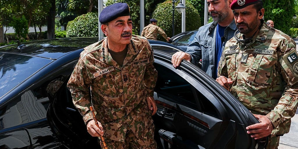 رپورٹ: ټرمپ عاصم منیر ته “خوښ فیلډ مارشل” ویلي، وروستیو ډیپلوماتیکو فعالیتونو کې یې رول مهم دی