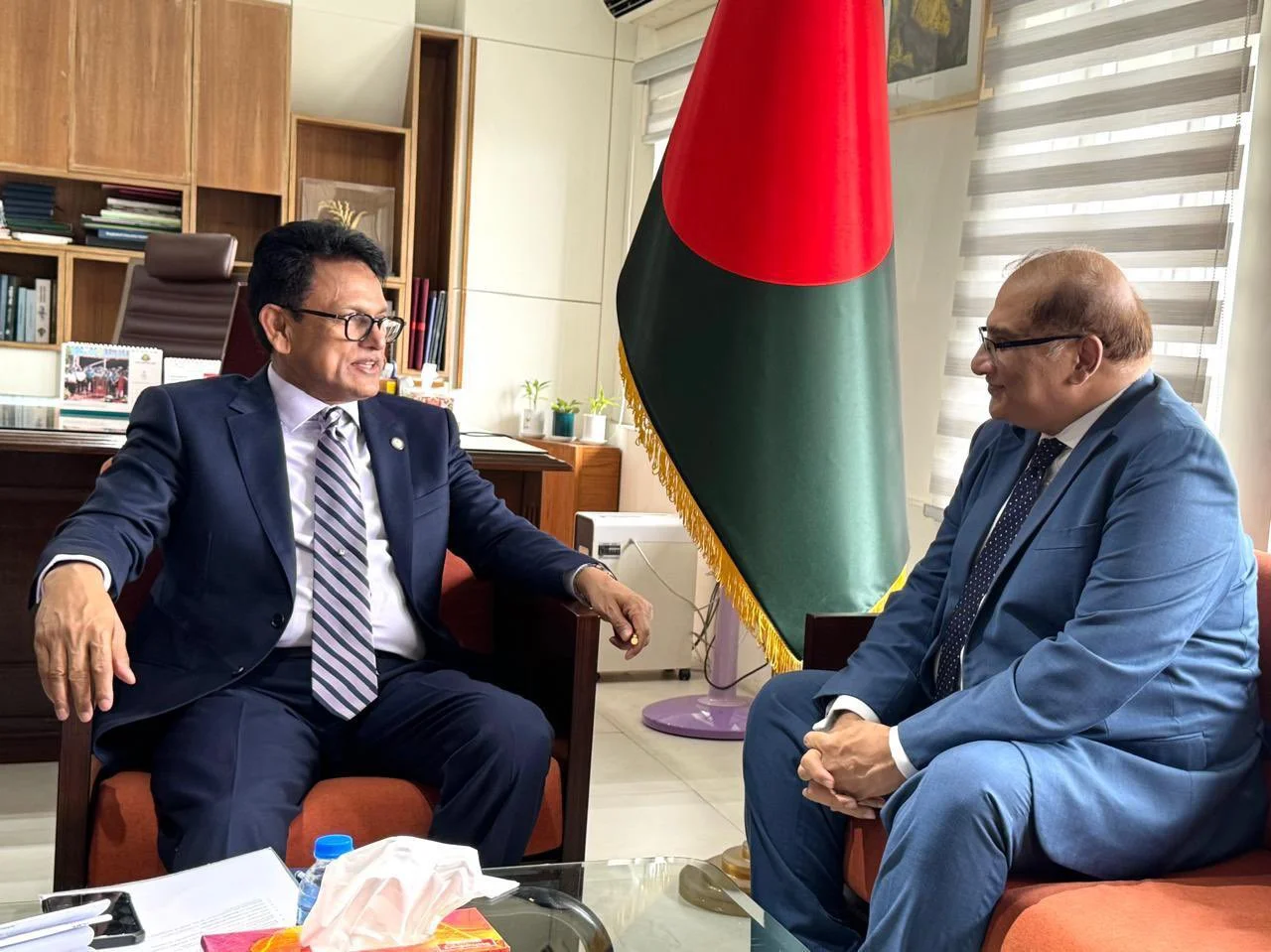پاکستان او بنګله‌دېش پرېکړه کړې چې د تعلیم او ساینسي همکارۍ اړیکې لا پراخې کړي. د پاکستان عالي کمشنر عمران حیدر د بنګله‌دېش د تعلیم وزیر ډاکټر احسان الحق ملن سره په لیدنه کې د سکالرشپونو او د ټکنالوژۍ د تبادلې پر موضوع خبرې وکړې