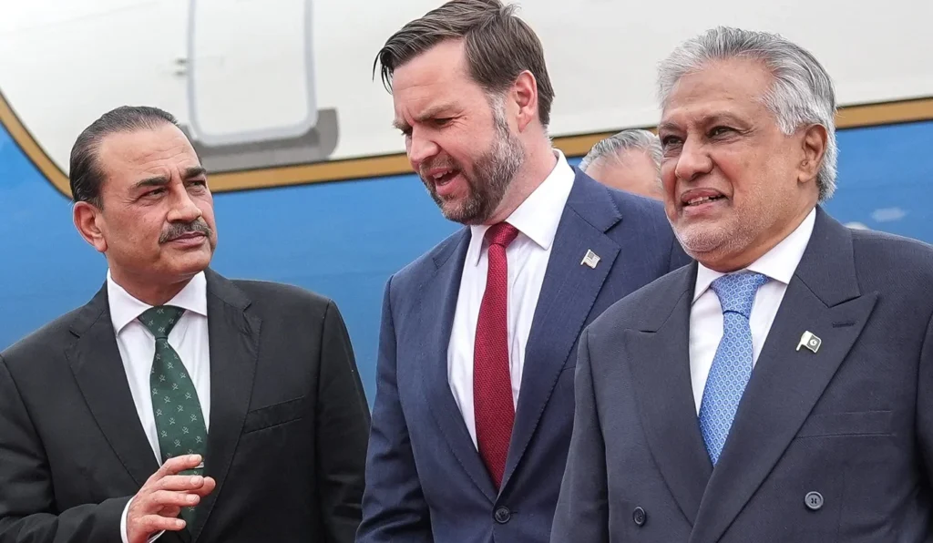 د کیتي ګینن د مډل ایسټ آی په تحلیل کې ویل شوي، پاکستان له یوې آسیایي دولته نړیوال منځګړي ته بدل شوی. د هند سره وروستی کړکېچ، له متحده ایالات او چین سره اړیکې، او پر سیمه یې اغېزې په تفصیل څېړل شوي دي