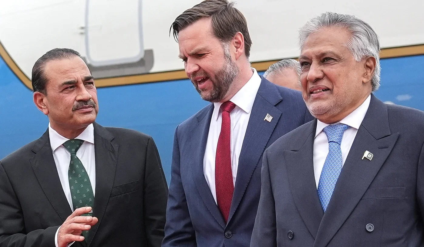 د کیتي ګینن د مډل ایسټ آی په تحلیل کې ویل شوي، پاکستان له یوې آسیایي دولته نړیوال منځګړي ته بدل شوی. د هند سره وروستی کړکېچ، له متحده ایالات او چین سره اړیکې، او پر سیمه یې اغېزې په تفصیل څېړل شوي دي