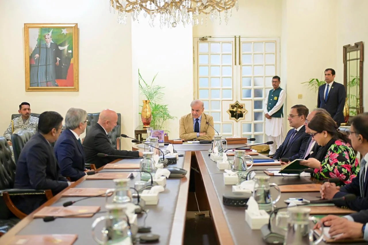 وزیر اعظم شهباز شریف د ویون ګروپ له CEO سره په لیدنه کې کیش‌لیس اقتصاد او 5G ټکنالوژي د هېواد د پرمختګ مهمې ستنې وبللې او د آی ټي پانګونې د زیاتوالي ژمنه یې وکړه