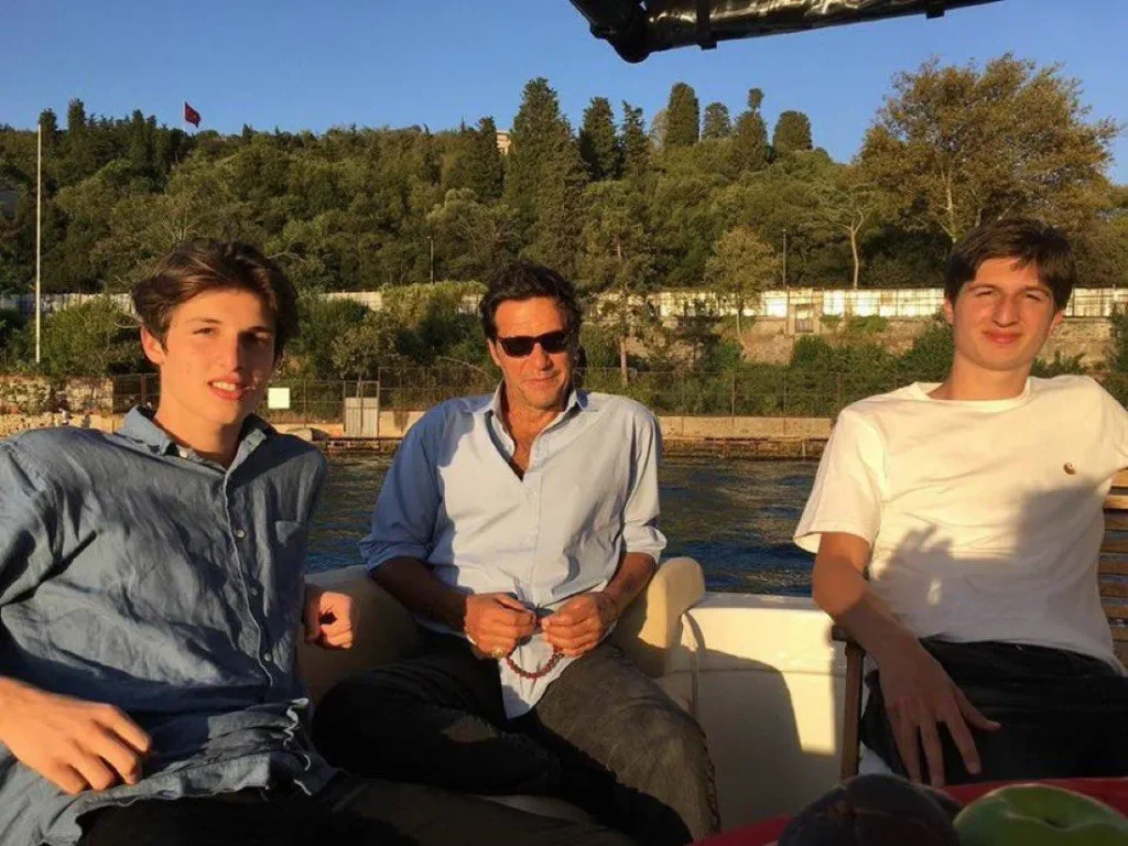 د PTI بنسټګر د “ریاستِ مدینه” دعوو په اړه بحثونه زیات شوي، منتقدین یې شخصي تضادونه او د باور وړتیا تر پوښتنې لاندې راولي