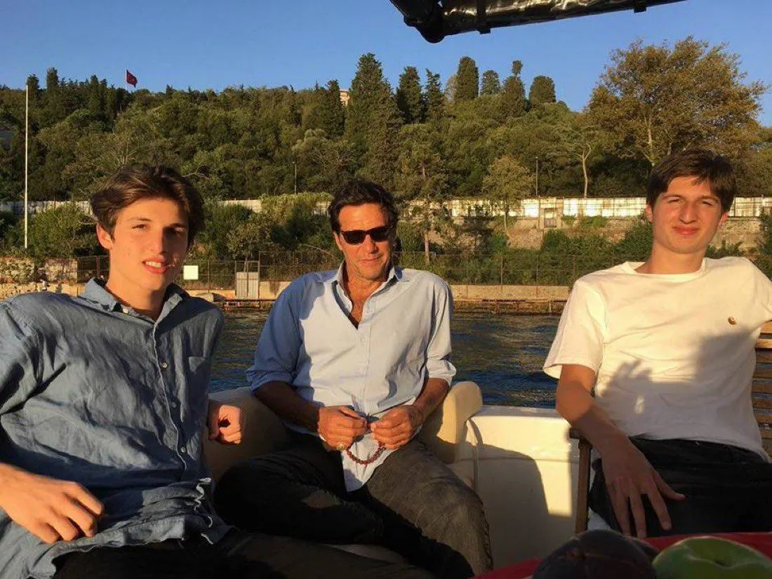 د PTI بنسټګر د “ریاستِ مدینه” دعوو په اړه بحثونه زیات شوي، منتقدین یې شخصي تضادونه او د باور وړتیا تر پوښتنې لاندې راولي