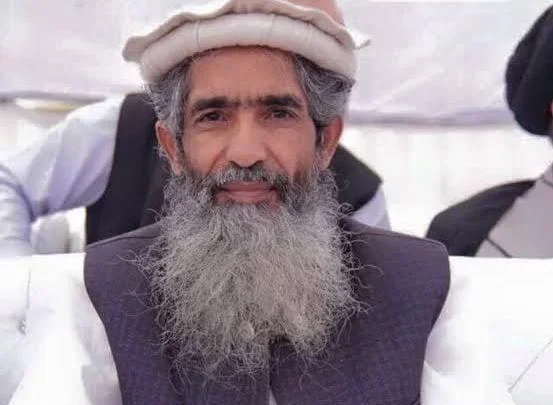 مولانا امیر حمزه پر قاتلانه برید؛ د ټي وي پروګرام له ګډون وروسته پر موټر ډزې شوې، په لاس لګېدلې ګولۍ له امله ټپي شوی او حالت یې خطرناک نه دی