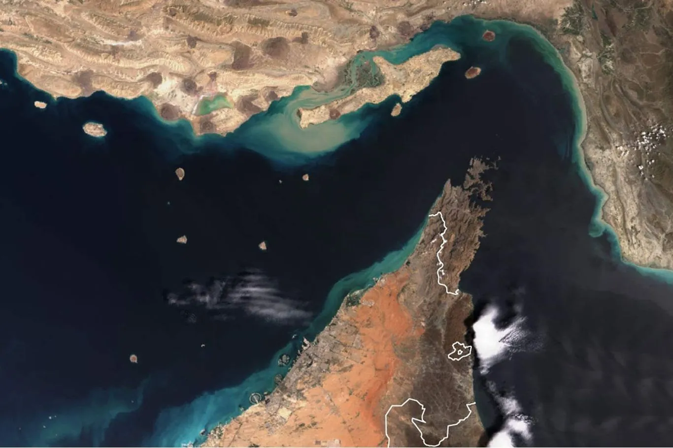 په هرمز تنګي کې تاوتریخوالی زیات شوی، ځکه چې ایران د امریکا د بندیزي اقداماتو وروسته پر دې ستراتیژیکه سمندري لاره خپل کنټرول نور هم سخت کړی دی