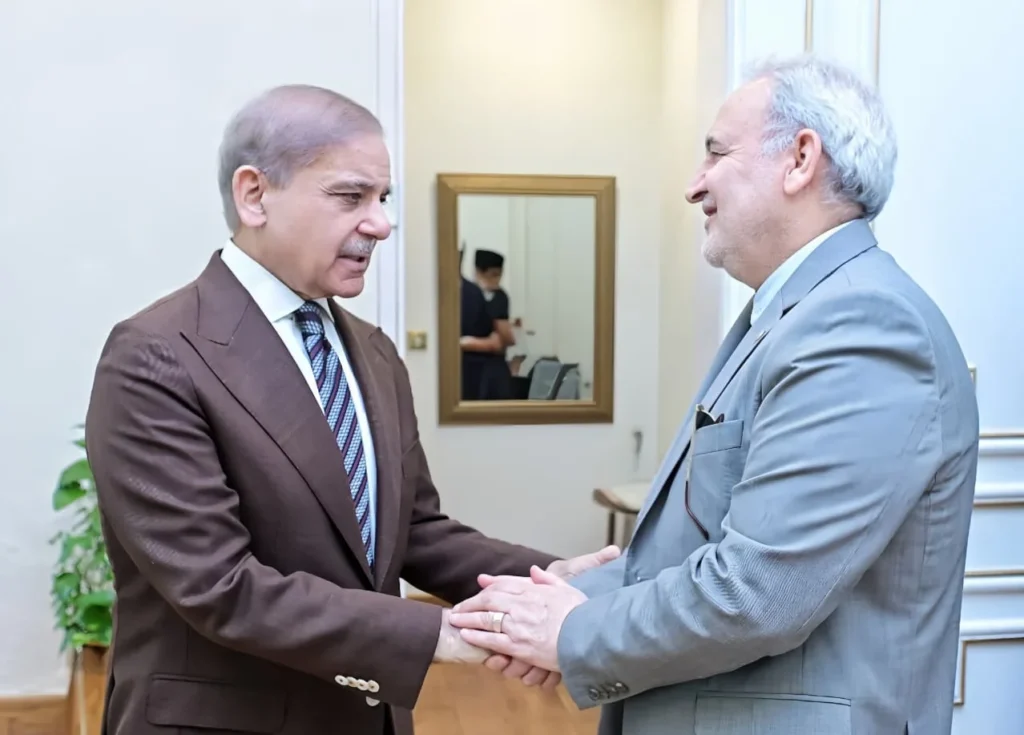 د وزیر اعظم شهباز شریف او د ایران سفیر ترمنځ لیدنه کې د منځني ختیځ پر وروستي وضعیت او سیمه‌ییز ثبات تفصیلي خبرې وشوې؛ پاکستان او ایران په سیمه کې د تلپاتې سولې لپاره د ګډ کار کولو ژمنه وکړه