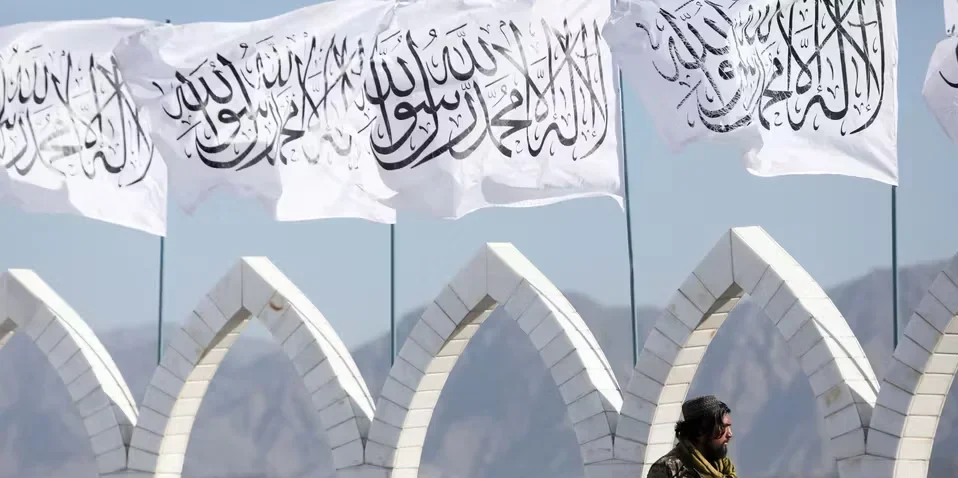 په افغانستان کې د مبلغینو لپاره نوی قانون نافذ شوی، چې له مخې یې د حنفي فقهي لازمي پیروي او د امیر اطاعت شرط ګرځول شوی دی. علمي حلقو د دې اقدام په اړه د مذهبي تنوع او فکري ازادۍ له اړخه اندېښنه څرګنده کړې ده