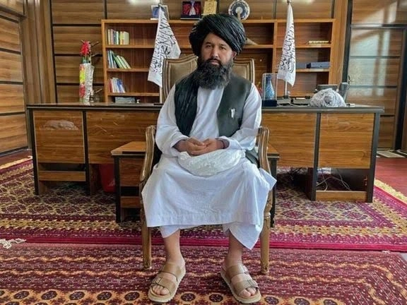 پوهنتوني زده‌کوونکي د کیمپس د صفايۍ کمپاین پر مهال، چې د یوه وزیر د نښتې له امله لانجه رامنځته شوې، لیدل کېږي