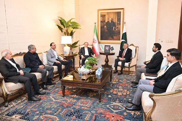 ایراني د بهرنیو چارو وزیر سید عباس عراقچي له یوه لوړپوړي پلاوي سره پاکستان ته رسمي سفر کړی، چې هدف یې په سیمه کې د سولې او ثبات په اړه له پاکستاني مشرتابه سره مشوره ده