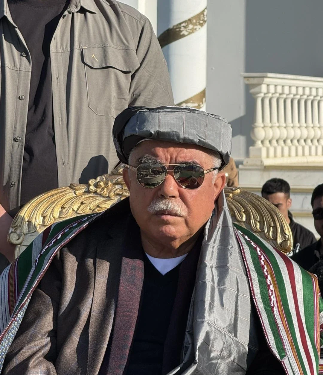 د افغانستان پخواني مرستیال ولسمشر مارشال دوستم د استاد محمد محقق د ډیورنډ کرښې په اړه د جرأتمن دریځ ملاتړ کړی او د سرحد قانوني حیثیت یې د پاکستان او افغانستان د اړیکو د ښه والي ضامن بللی دی